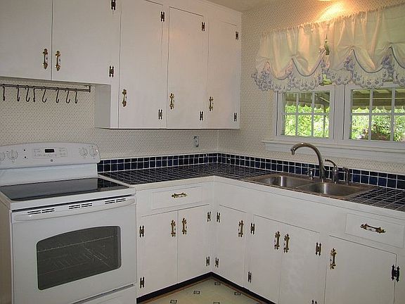 3rd image of 6905 Hutchison St