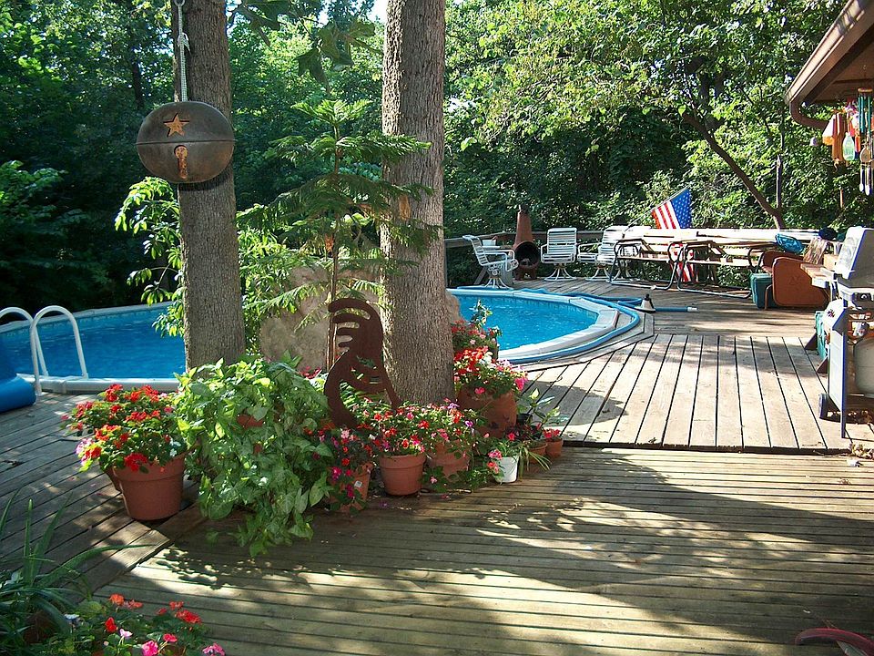 Deck/pool area