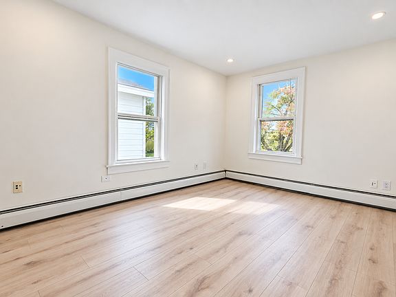4th image of 193 Nassau St
