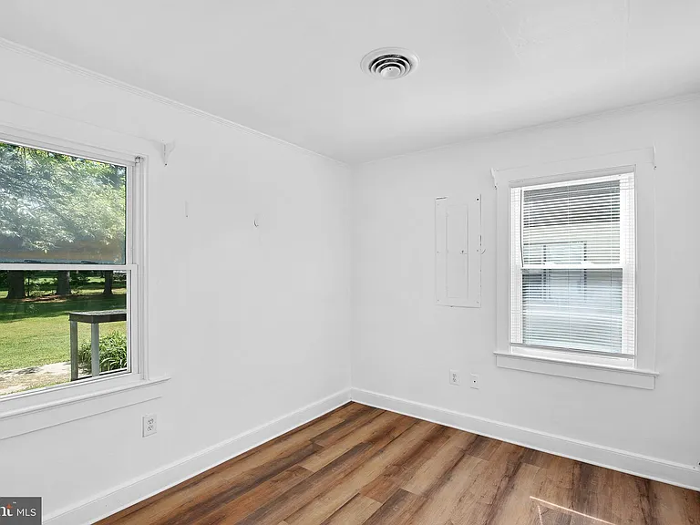 15 Sycamore Ave — Photo 5