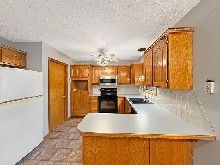 303 S Suburban Ave — Photo 7