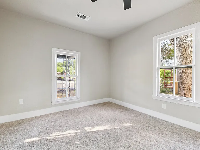 2332 E Houston St — Photo 10