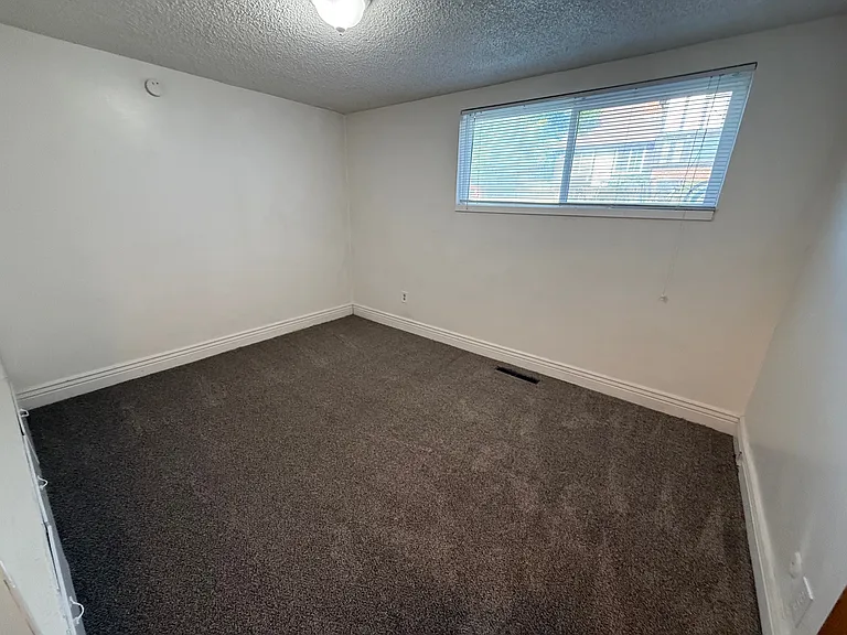 330 N 700 E #B4 — Photo 2