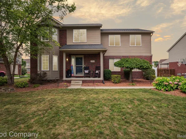 24404 Parklane Dr, Flat Rock, MI 48134