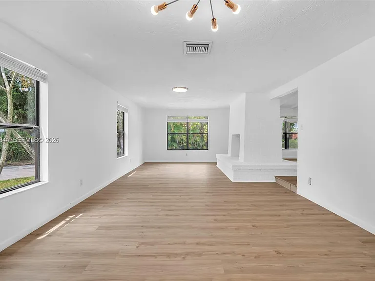5096 SW 28th Ter — Photo 2