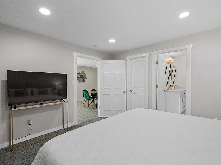 5330 Johnson St — Photo 12