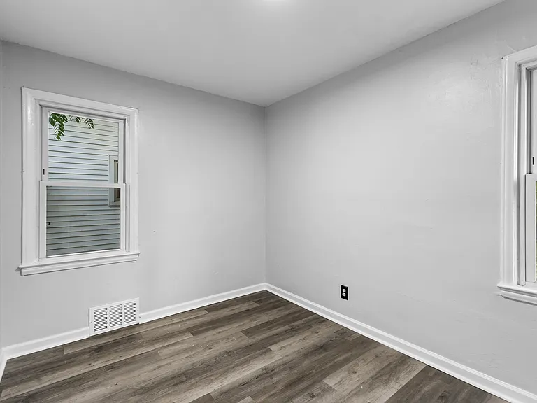 929 White Ave — Photo 18