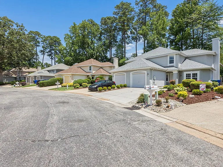 812 E Willow Point Pl — Photo 3