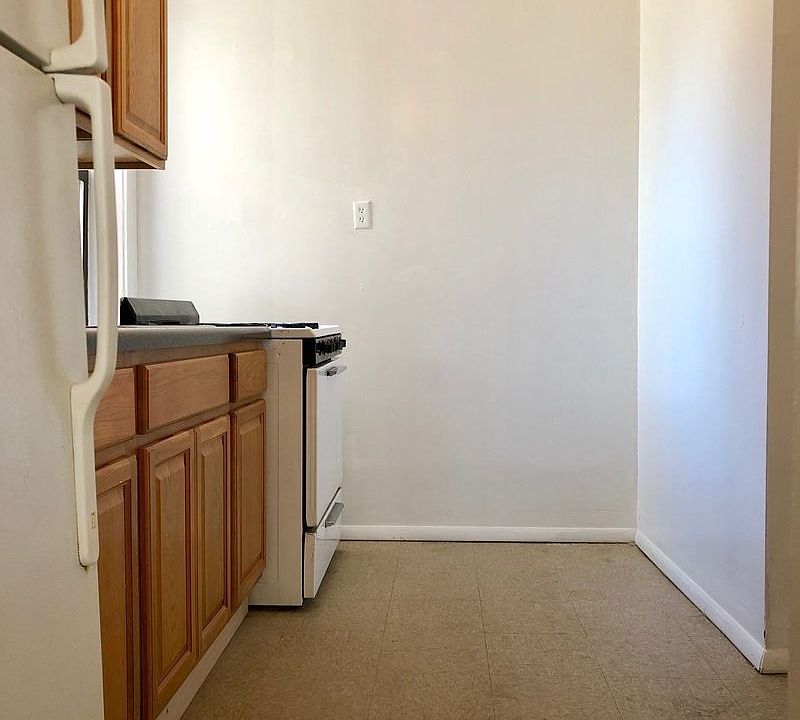 1st image of 311 8th St APT 1B