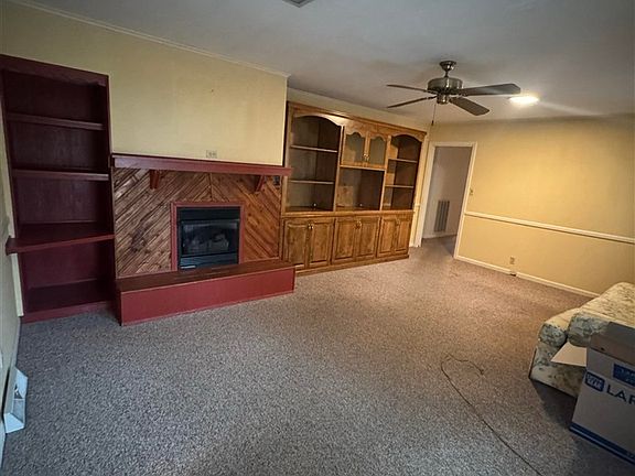 3rd image of 104 S Oak St