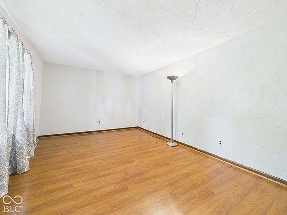 4th image of 3419 River Bluff Rd