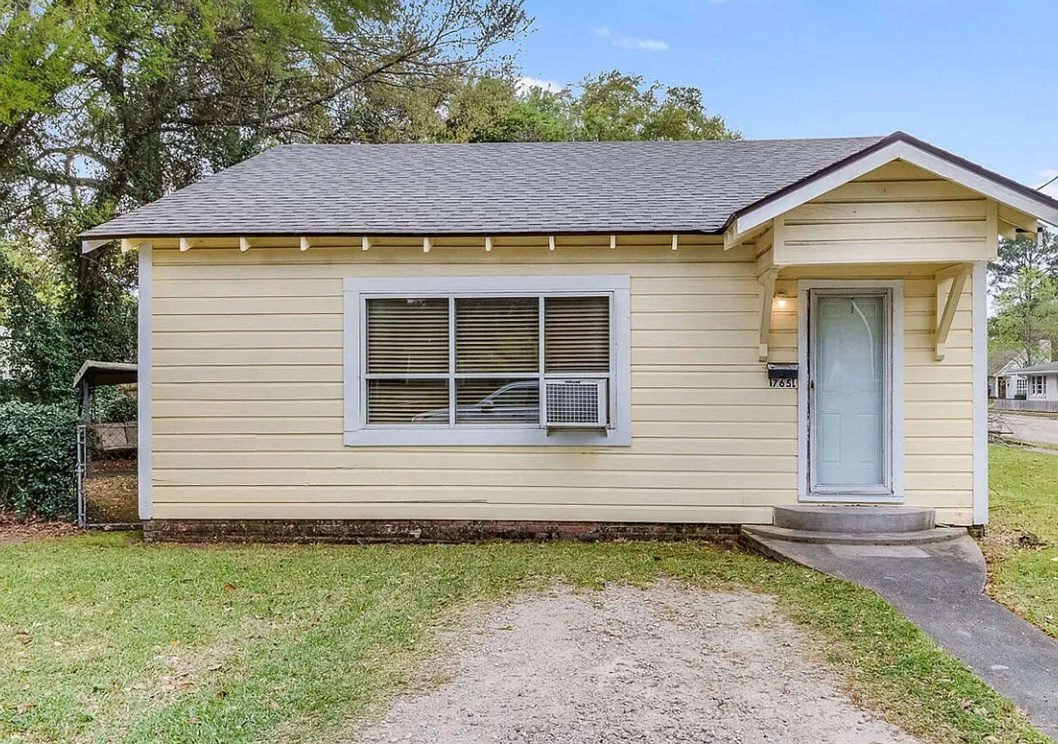 Adorable 1 bed, 1 bath Home Available in the Saint Streets! — Photo 1
