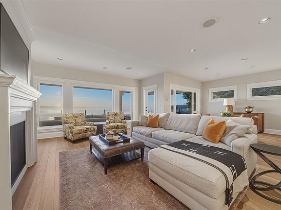 3rd image of 2226 Arbutus Rd