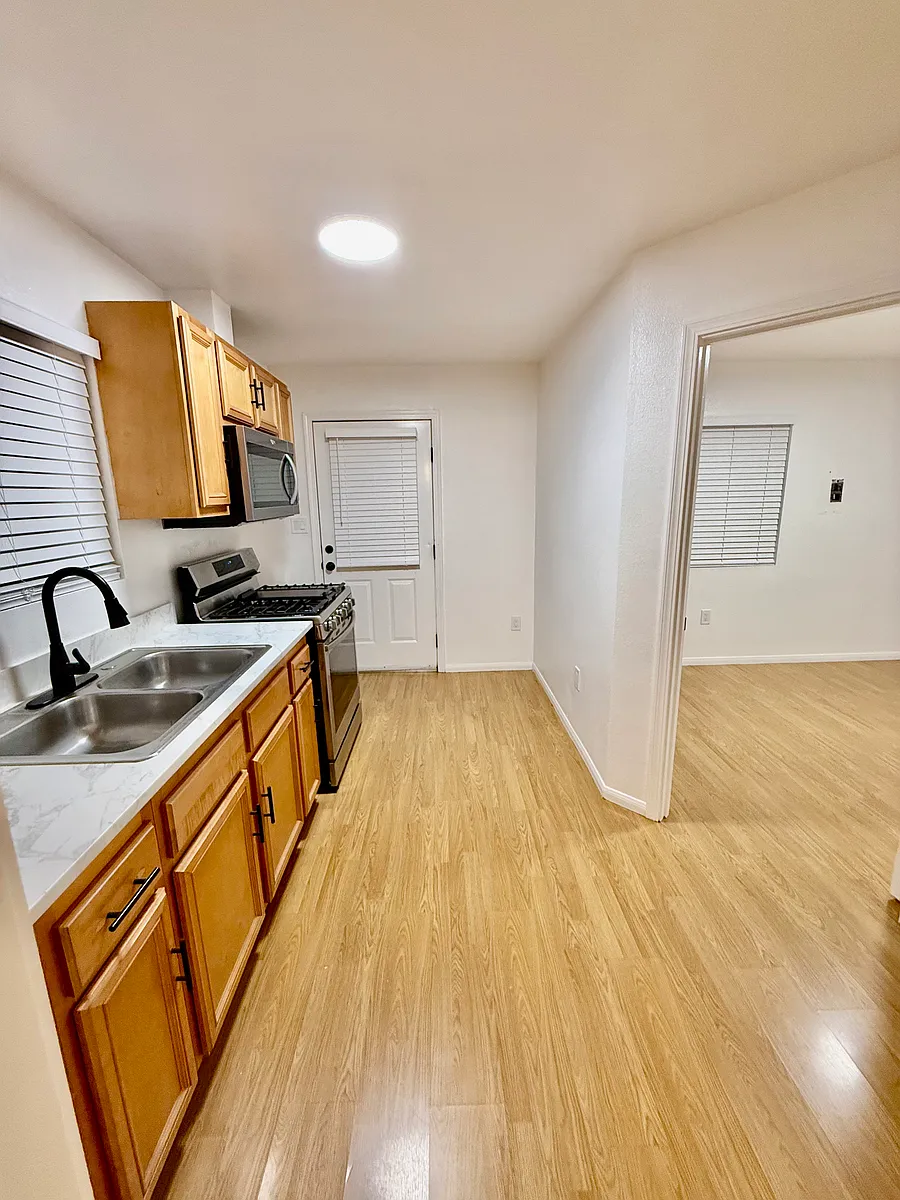 Building Photo - 9845 Rosecrans Ave #BACK HOUSE
