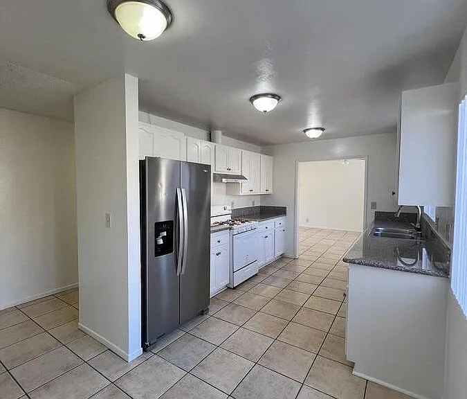 651 W 15th St #4 — Photo 7