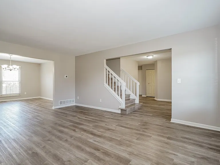 1127 Crestview St — Photo 4