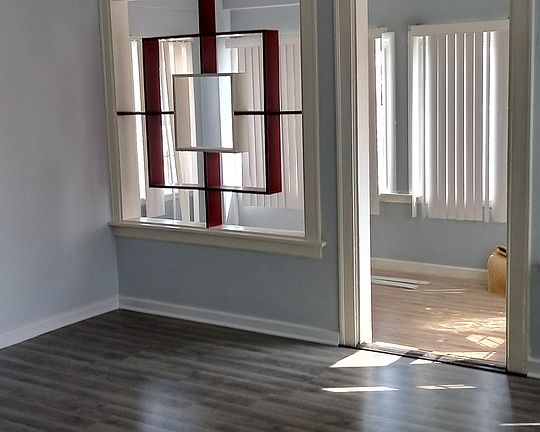 5th image of 528 Douglas Ave