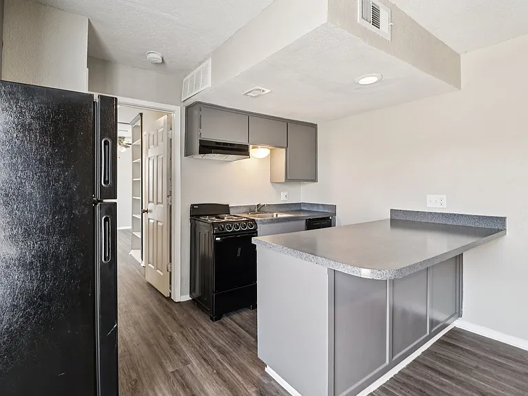 Oak Tree Apartments — Photo 16