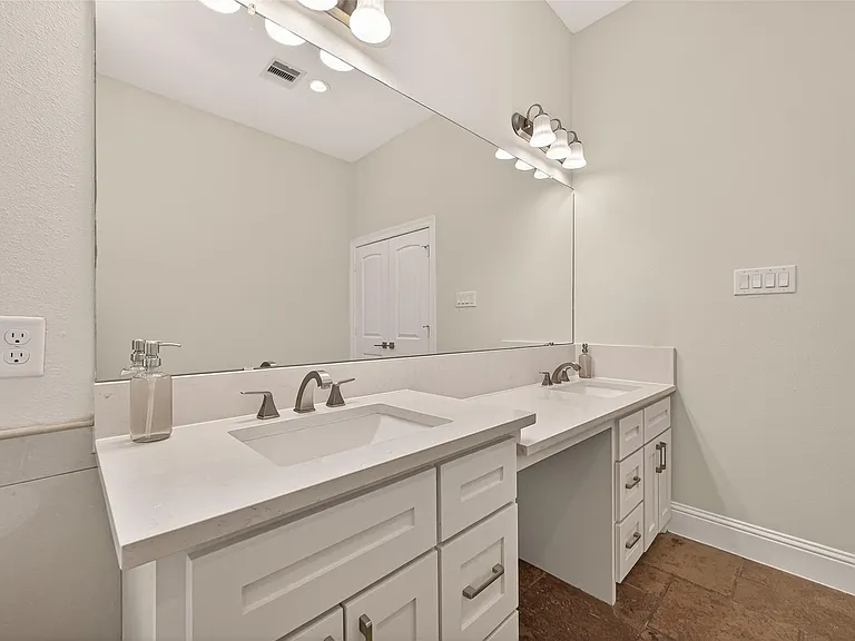 2211 Silverbonnet St — Photo 34