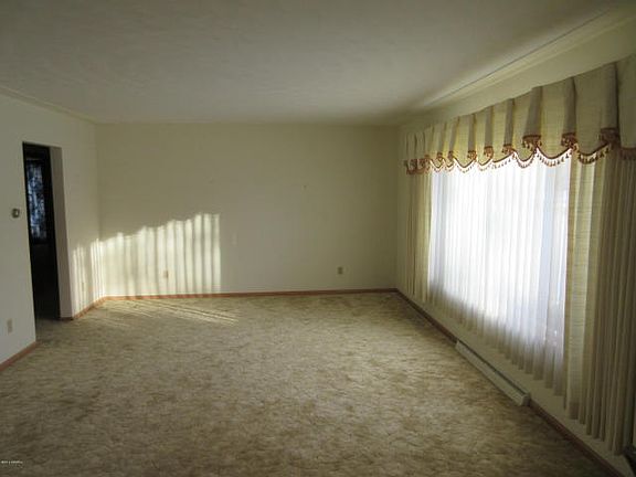 5th image of 215 N Lincoln St