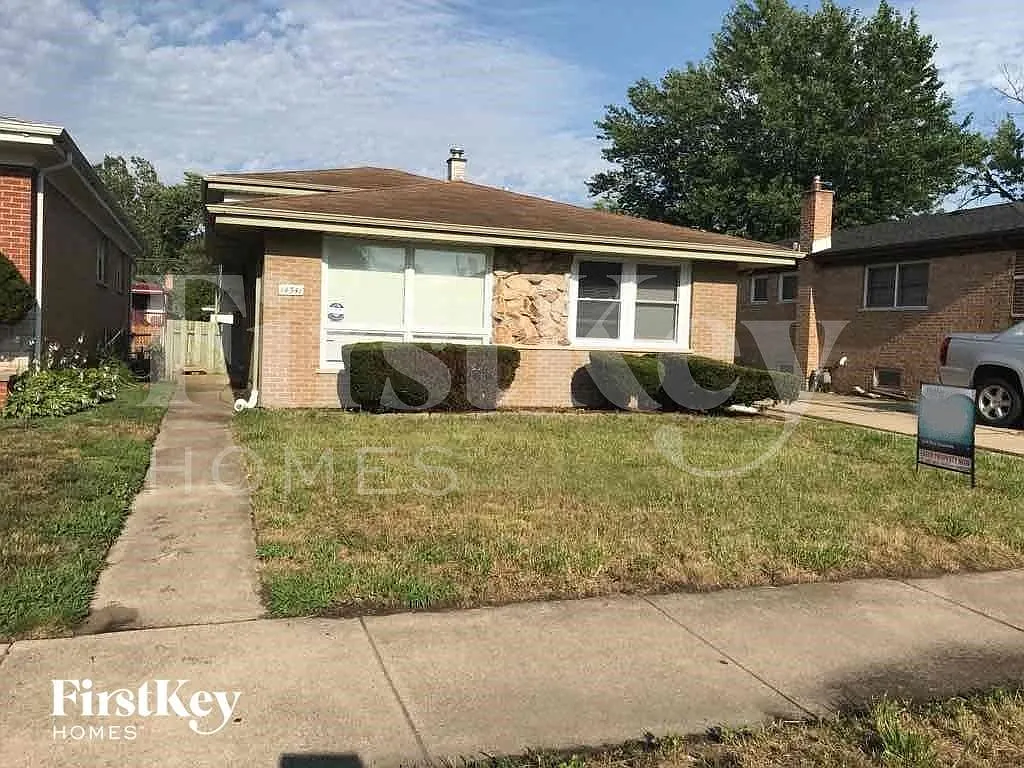 3 bed, 1.0 bath, 1229 sqft, $2,720 — Photo 1