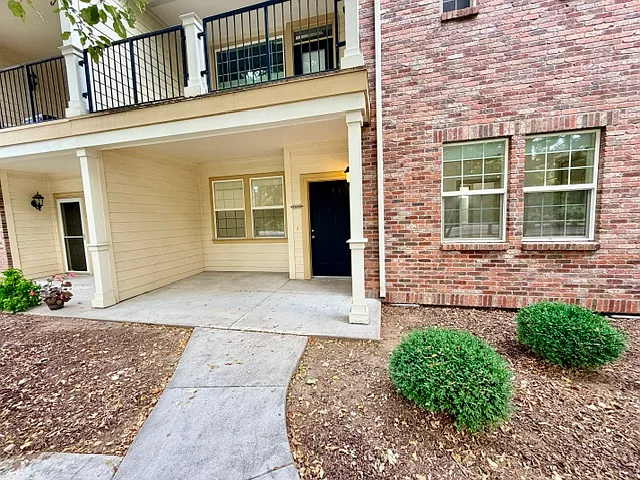 2 bed, 1.5 bath, 1034 sqft, $1,680 — Photo 2