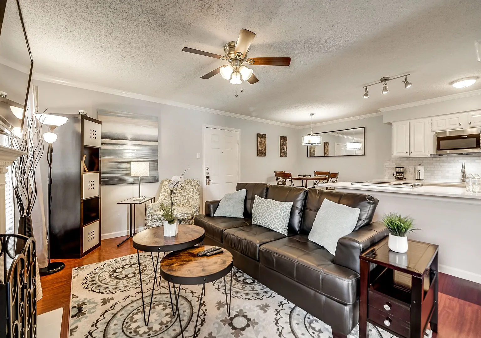 I52 World Cup Stay - 18 min to AT&T - Sleeps 2 - Free Parking — Photo 3