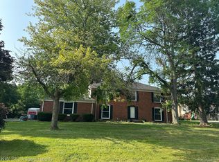 5745 Fox Hunt Ln, West Bloomfield, MI