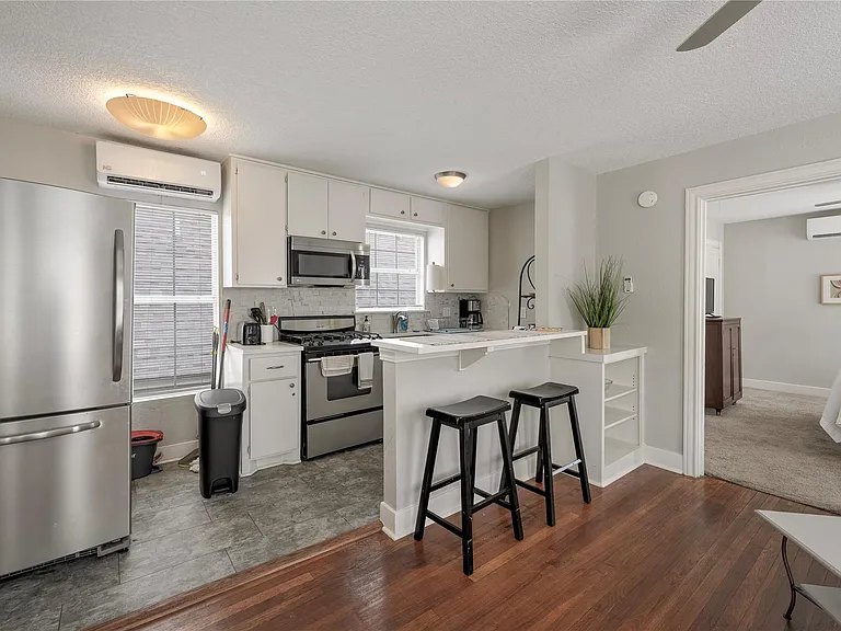3310 Crawford St #B — Photo 6