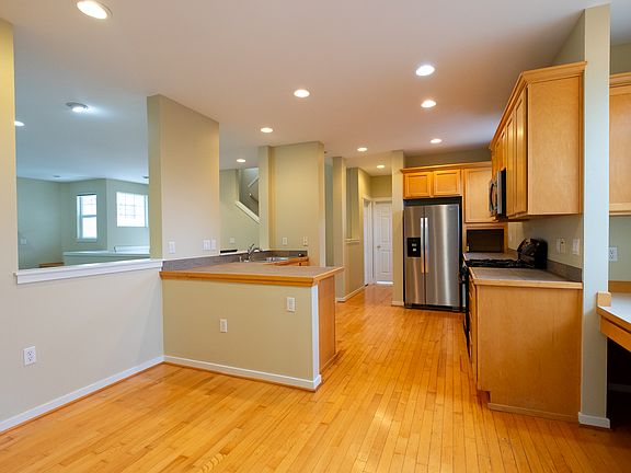 5th image of 1601 NE Katsura St Unit 401