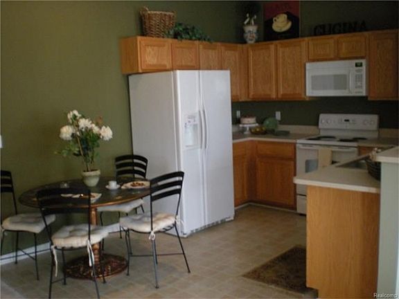 4th image of 43053 Burlington Dr