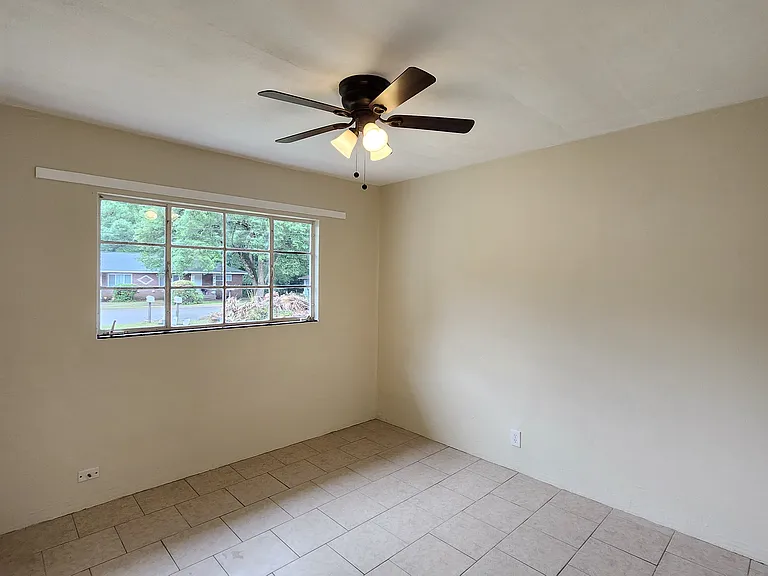646 Ditmar St — Photo 10