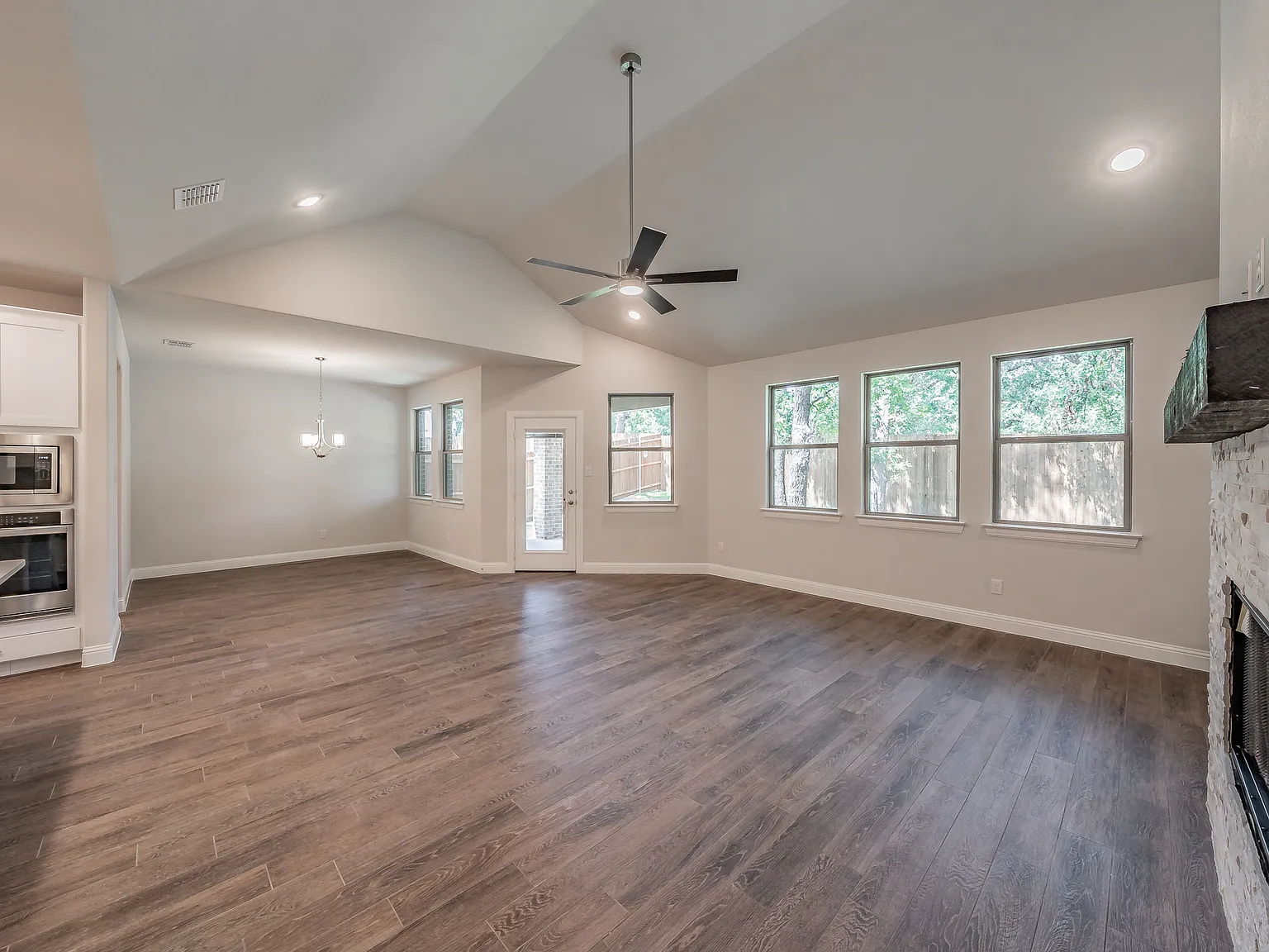 4 bed, 2485 sqft, $2,990 — Photo 4