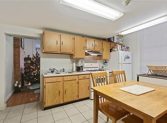 3rd image of 1135 Saint Andrew St #39