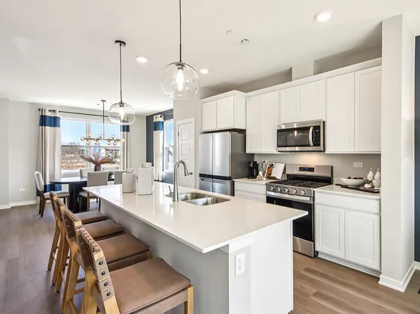 2224 Waters Edge Dr, Schaumburg, IL 60173