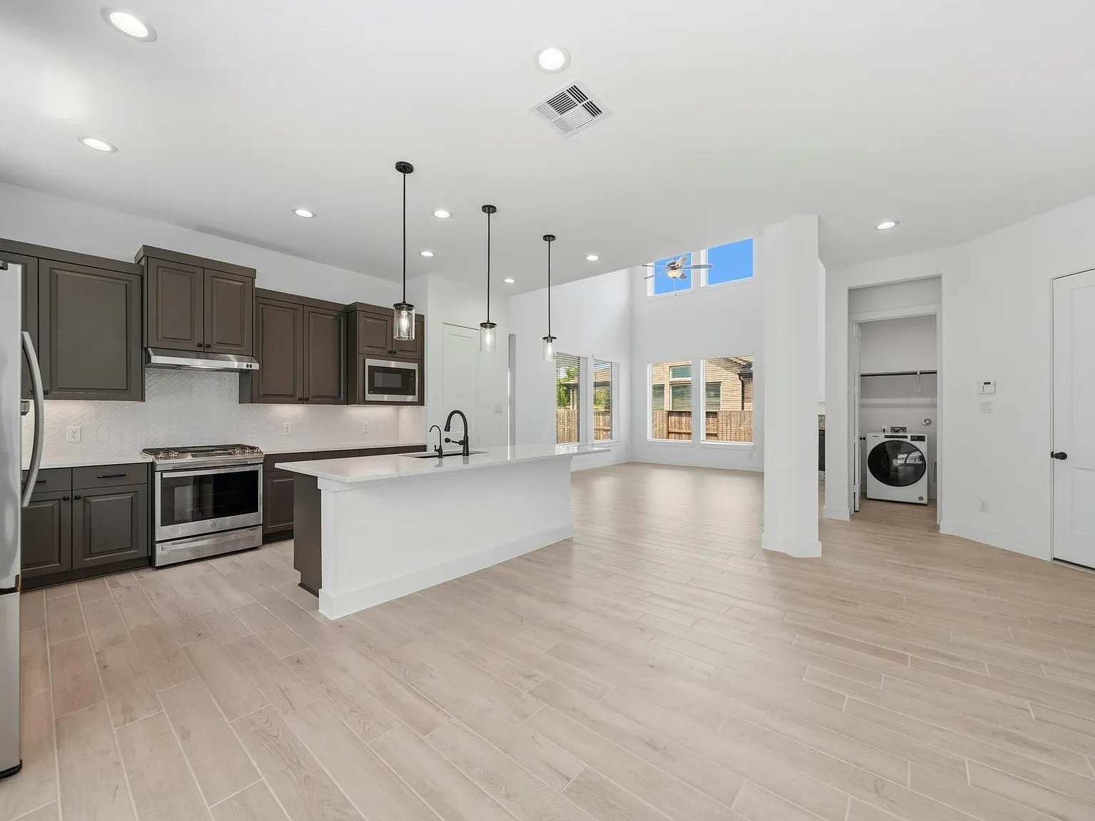 4 bed, 3.0 bath, 2748 sqft, $3,650 — Photo 4