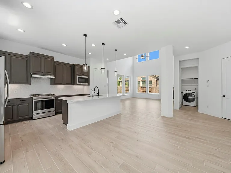 7422 Netherfield Ln — Photo 4