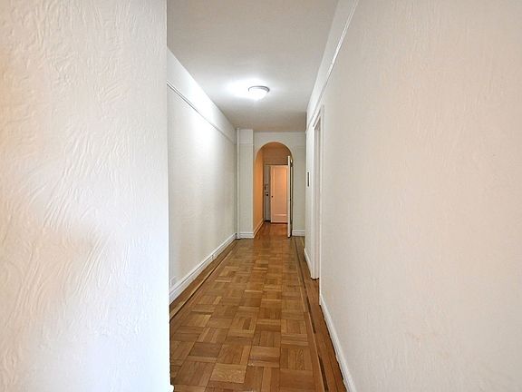 5th image of 655 Pelham Pkwy N APT 1G