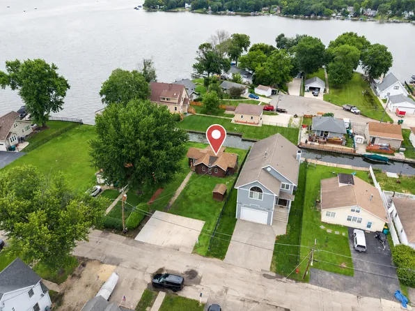27 Atwater Pkwy, Fox Lake, IL 60020