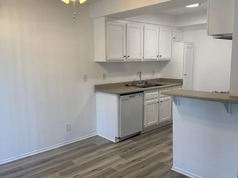 Oasis Apartments — Photo 9