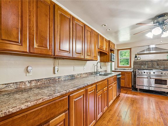 12th image of 106 Shady Ln