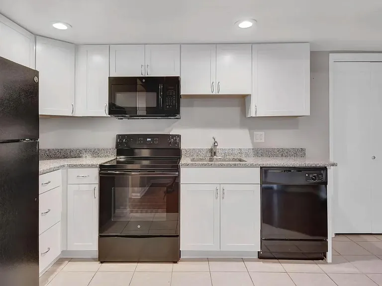 1085 Broadway St #6 — Photo 3