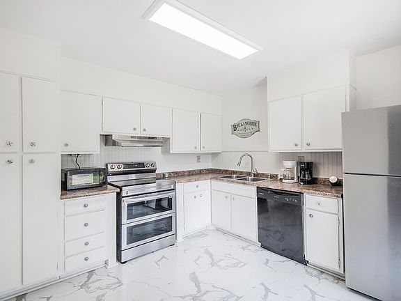 2nd image of 3831 Forest Glen Dr