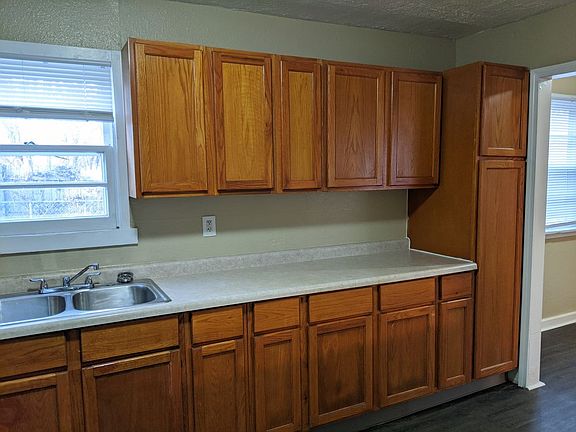 3rd image of 3914 Irwin Ave