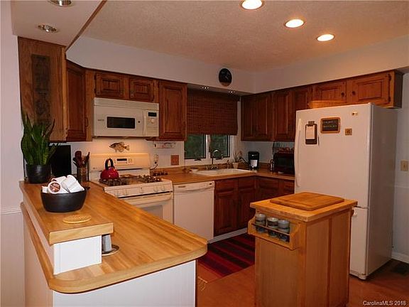 3rd image of 205 Chinquapin Oak Ln