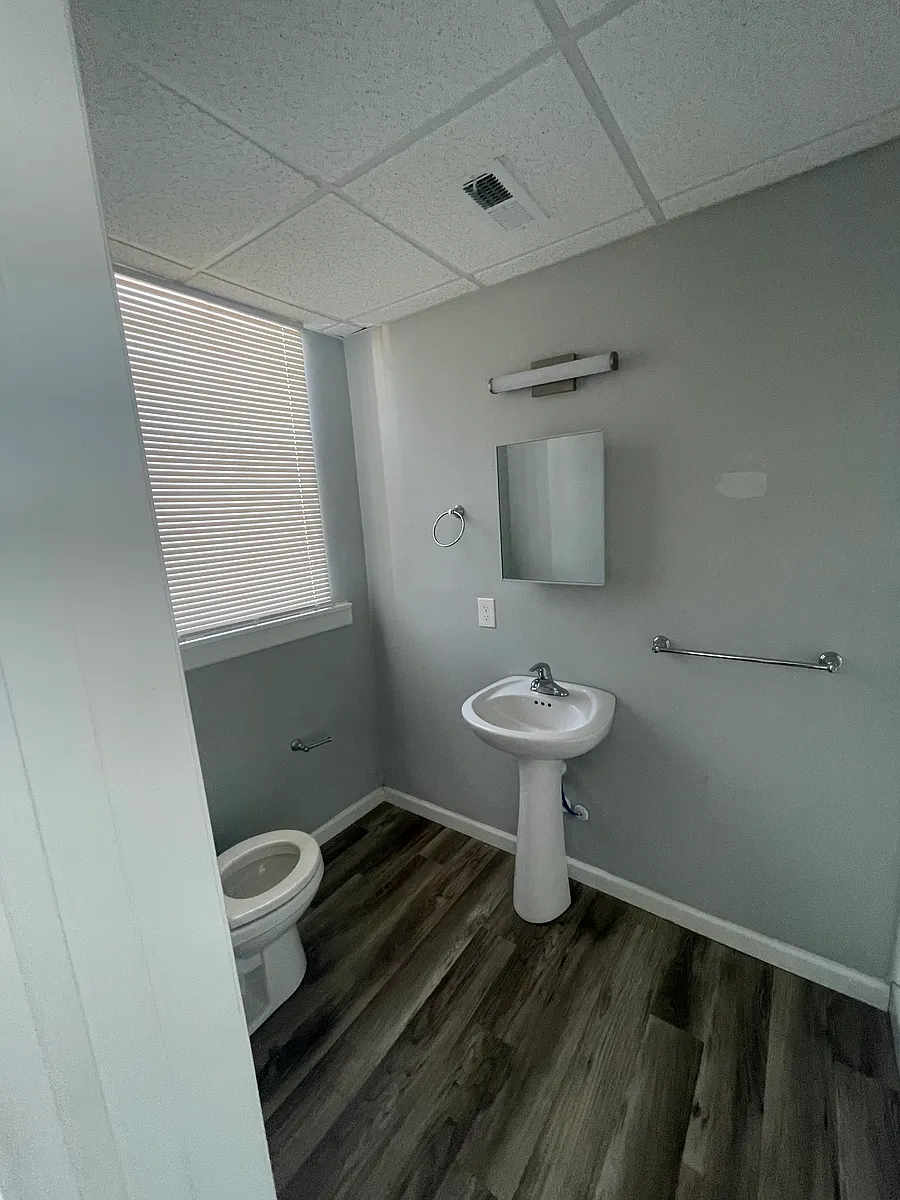 Building Photo - 17 W Marshall St #208