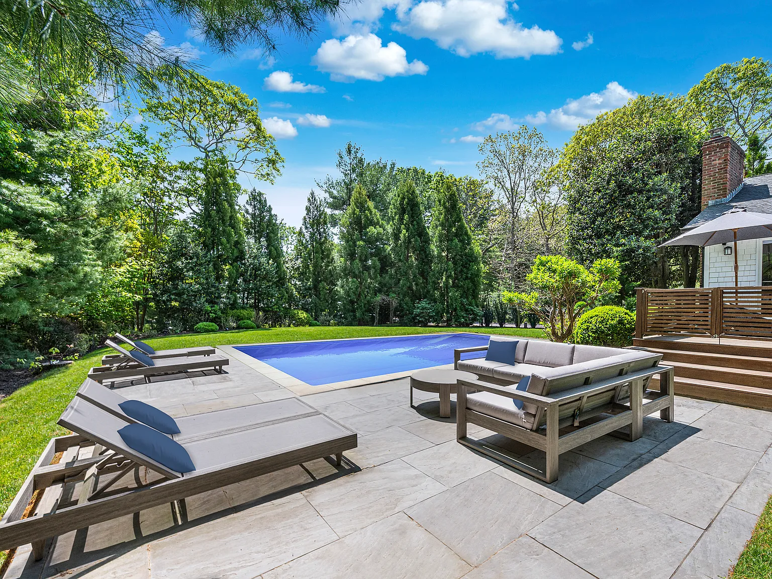 Stylish Contemporary with Pool in Waterfront Community — Photo 2