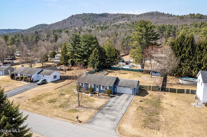 2nd image of 12 Pinewood Hollow Road