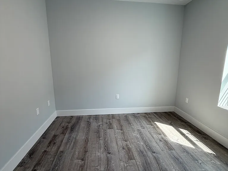 472 Herzl St #2R — Photo 4