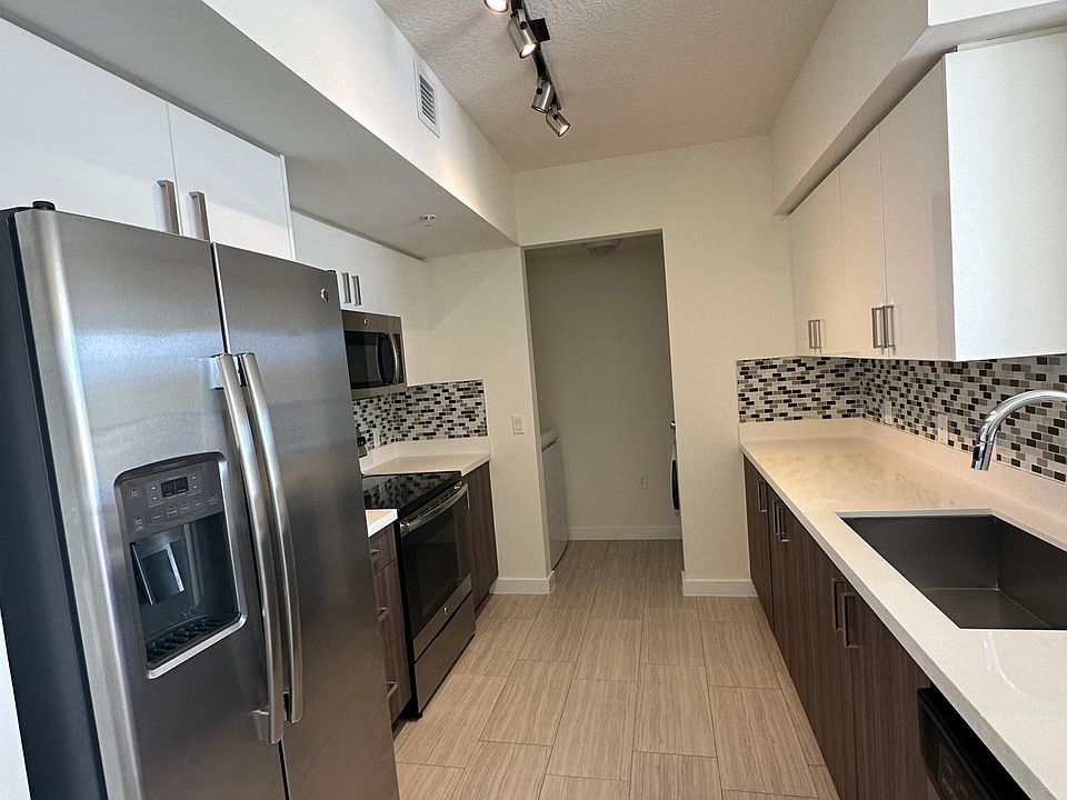1st image of 445 NE 39th St #305